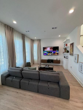 Stylish townhouse near downtown